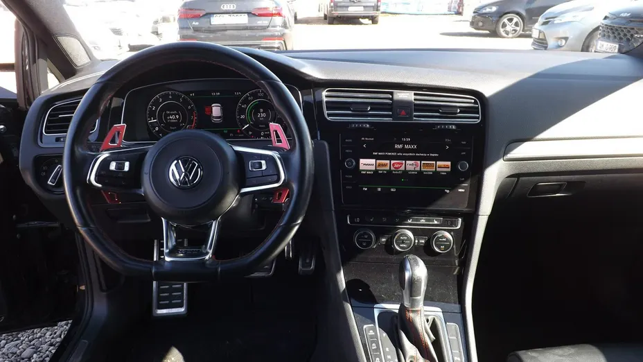 VOLKSWAGEN Golf -