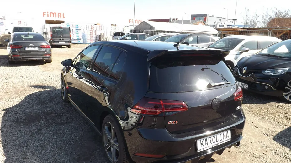 VOLKSWAGEN Golf -
