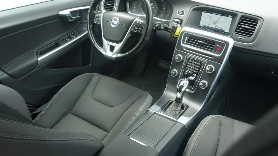 VOLVO V60 -