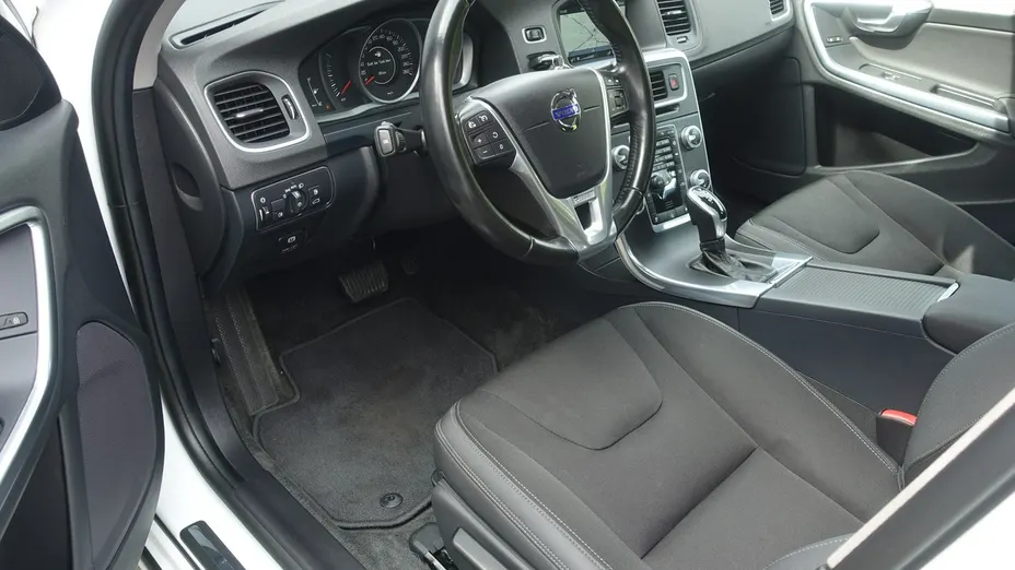 VOLVO V60 -