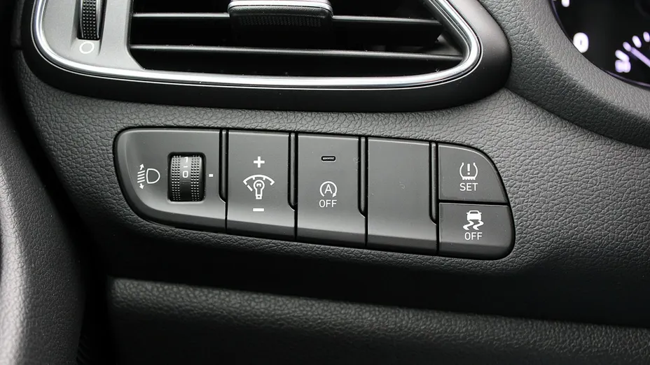 HYUNDAI i30 -