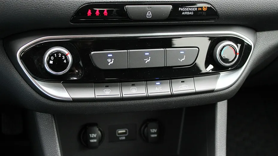HYUNDAI i30 -