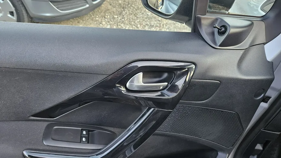 PEUGEOT 208 -