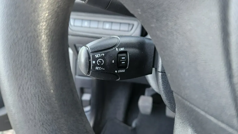 PEUGEOT 208 -