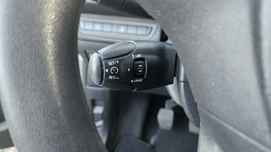 PEUGEOT 208 -