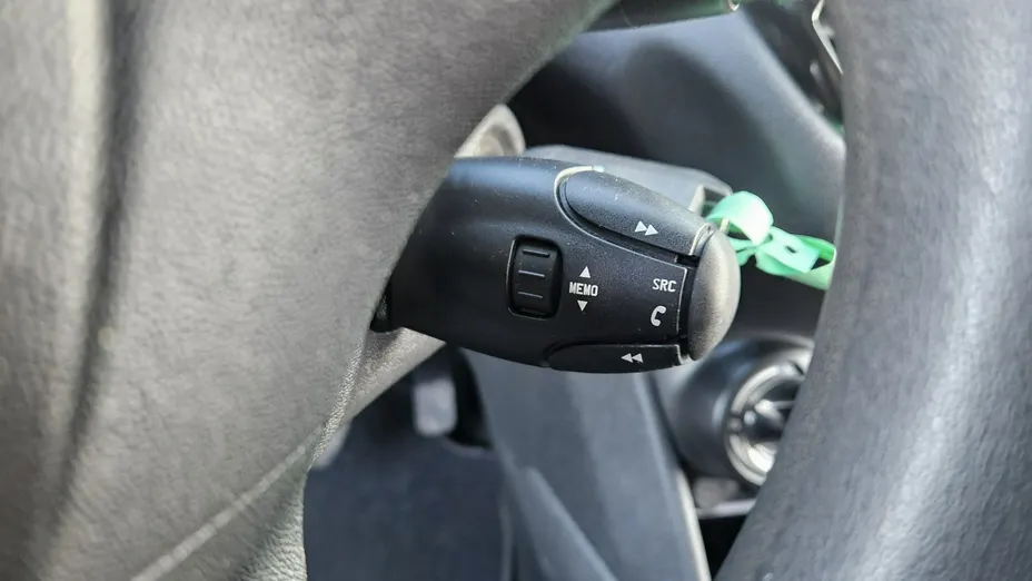PEUGEOT 208 -