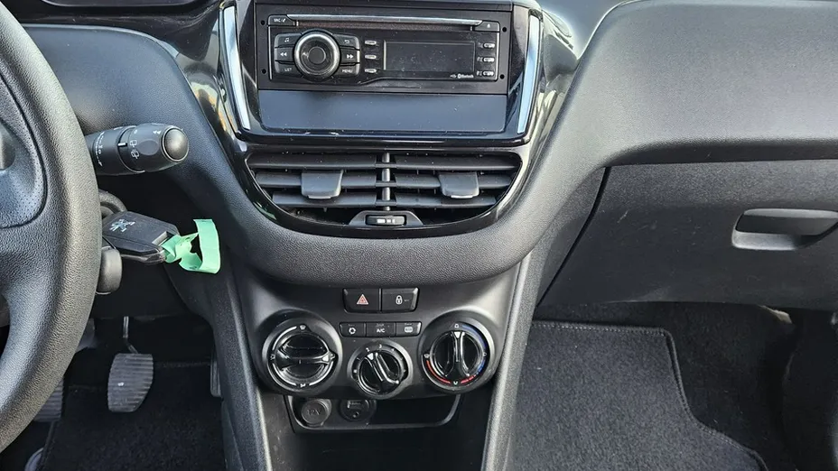 PEUGEOT 208 -