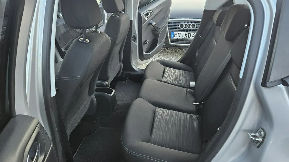 PEUGEOT 208 -