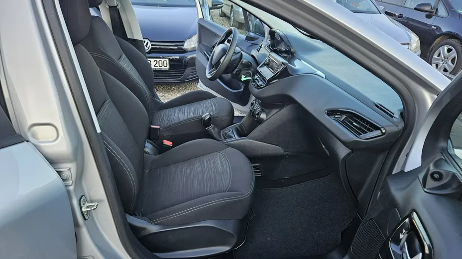 PEUGEOT 208 -