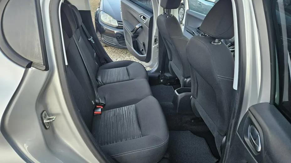 PEUGEOT 208 -