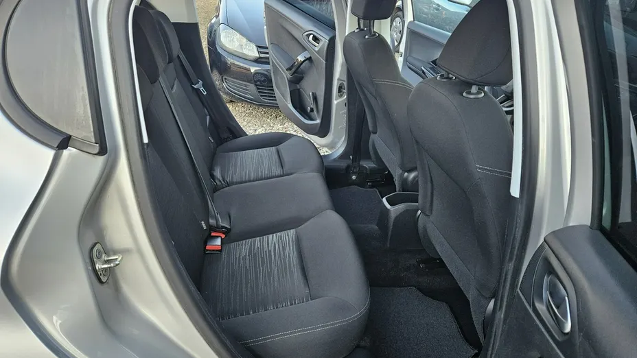 PEUGEOT 208 -
