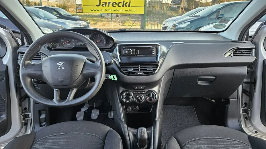 PEUGEOT 208 -