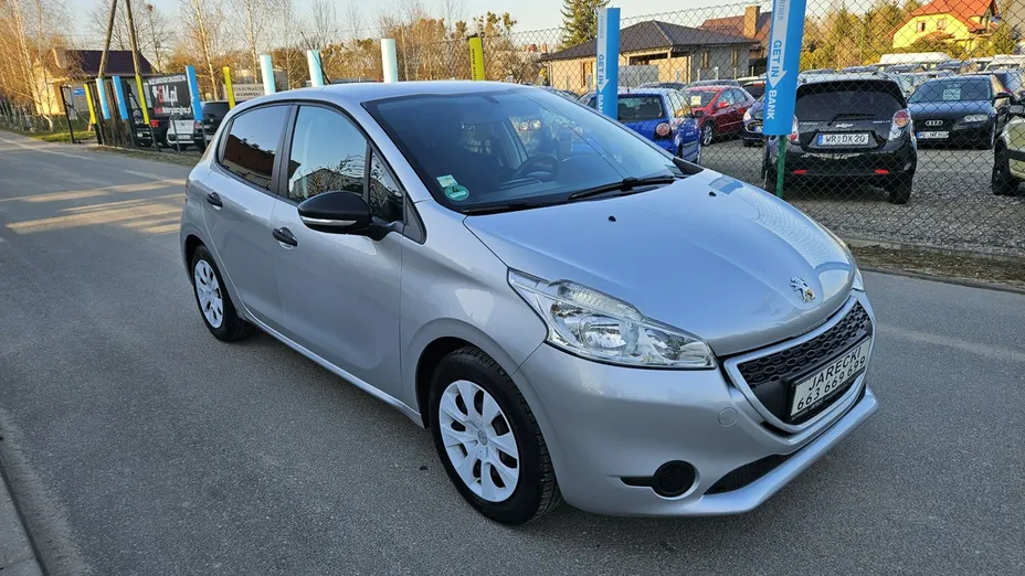 PEUGEOT 208 -
