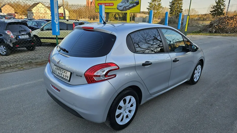 PEUGEOT 208 -