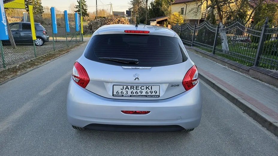 PEUGEOT 208 -