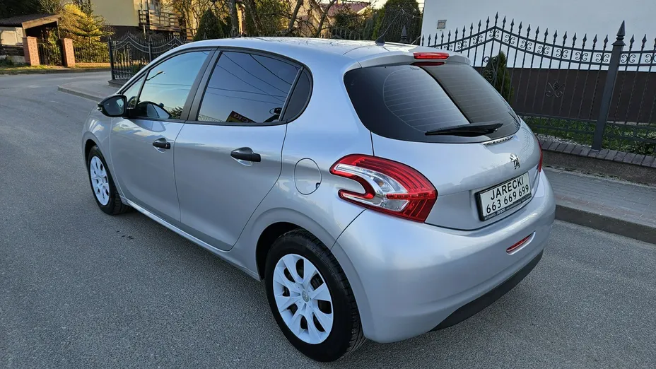 PEUGEOT 208 -