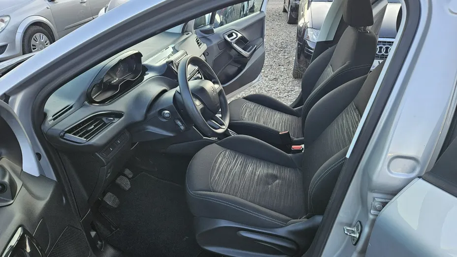PEUGEOT 208 -