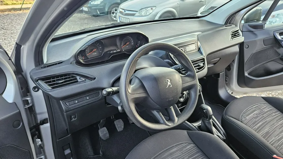 PEUGEOT 208 -