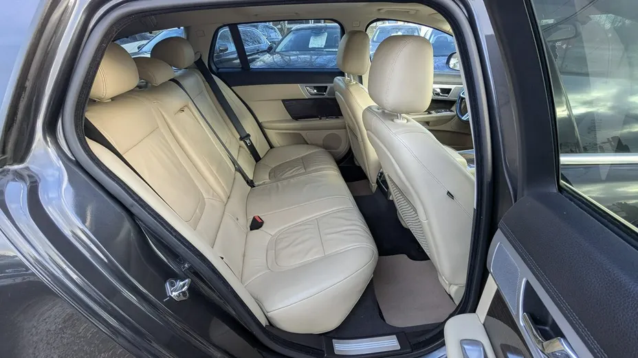 JAGUAR XF -