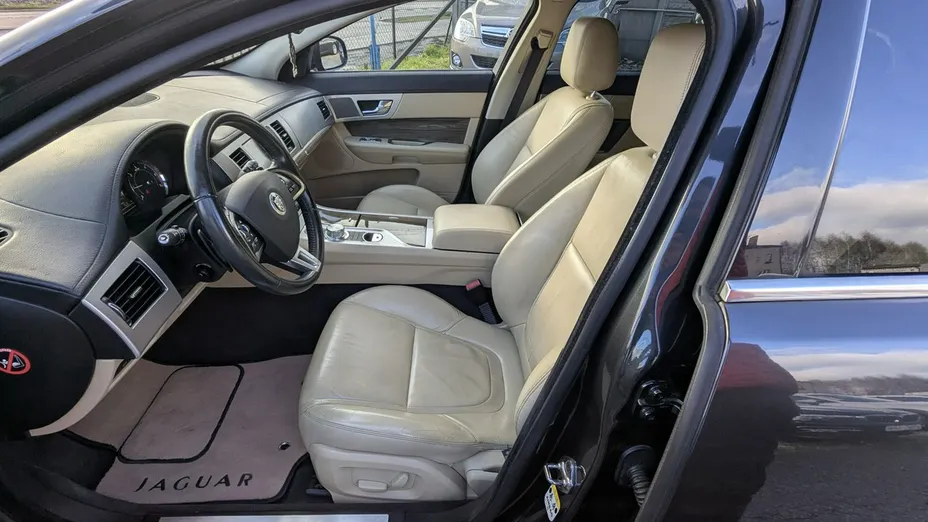 JAGUAR XF -