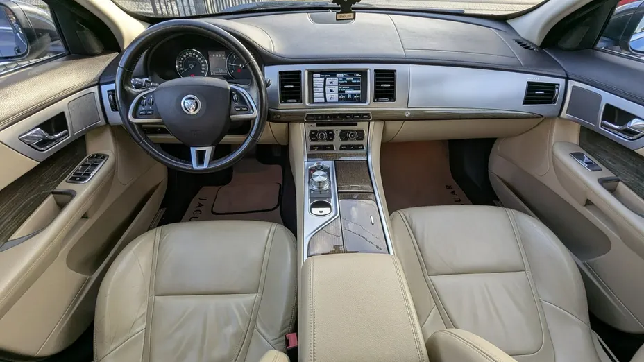 JAGUAR XF -