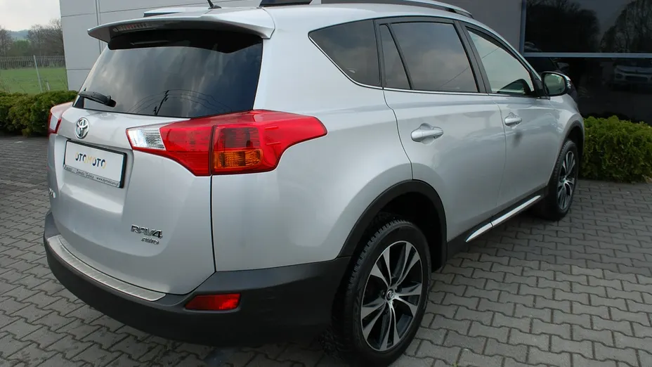 TOYOTA RAV4 -