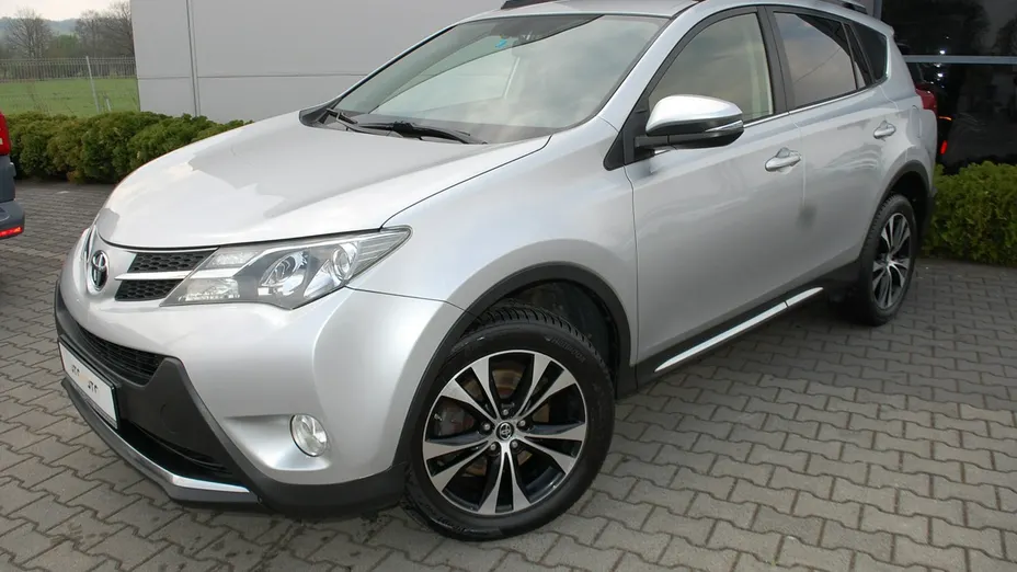 TOYOTA RAV4 -