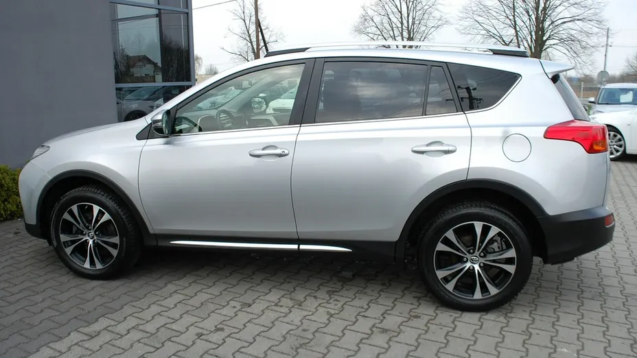 TOYOTA RAV4 -