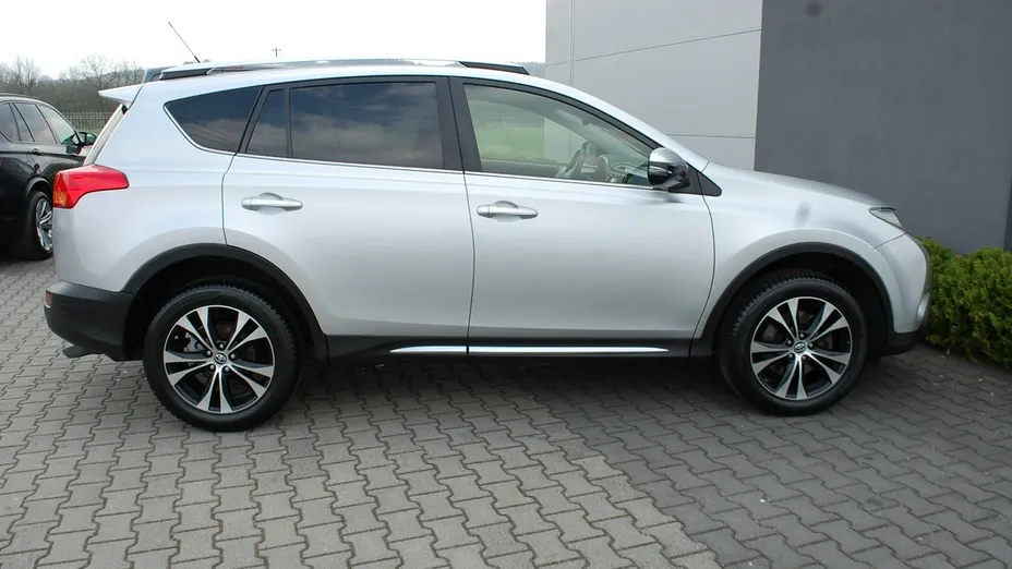 TOYOTA RAV4 -