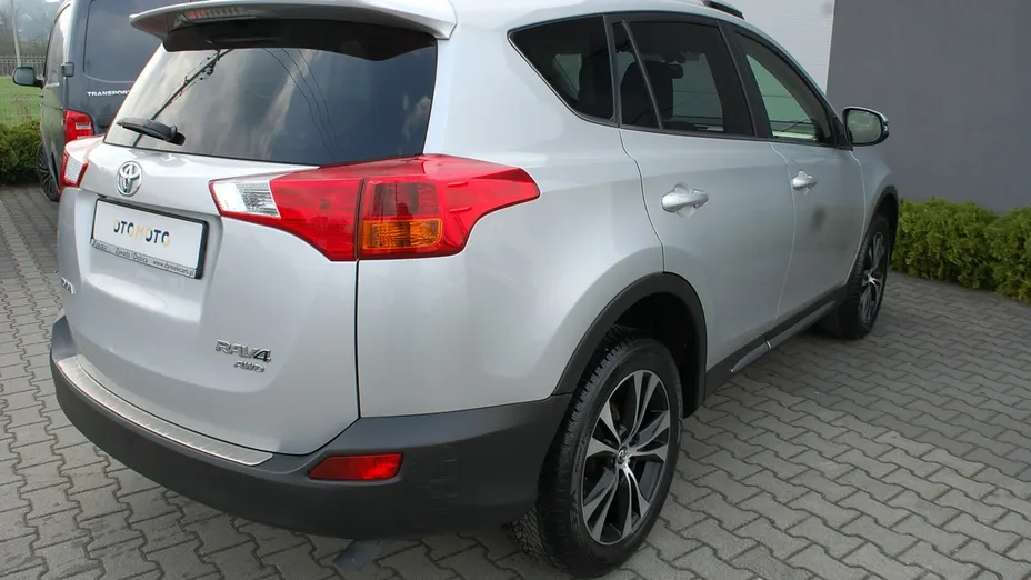 TOYOTA RAV4 -