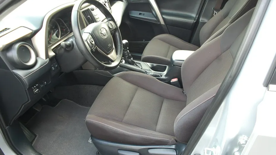 TOYOTA RAV4 -