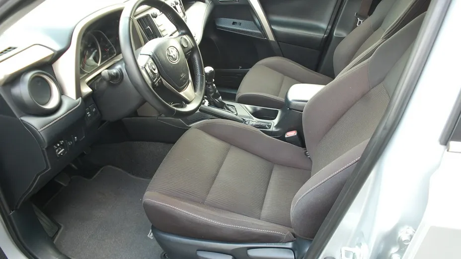 TOYOTA RAV4 -