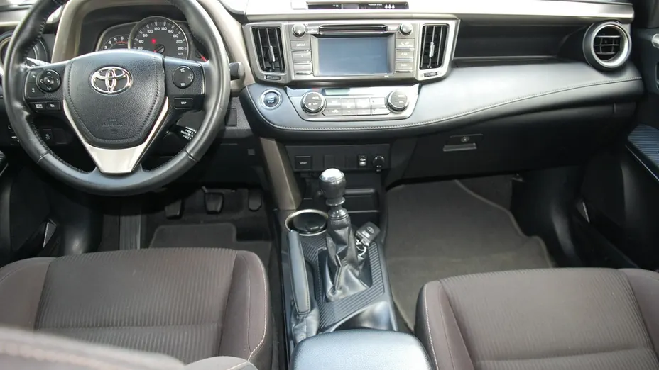TOYOTA RAV4 -