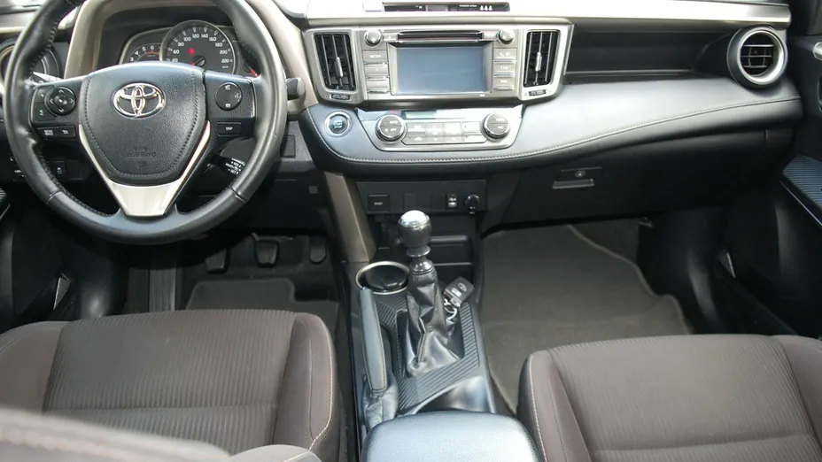 TOYOTA RAV4 -