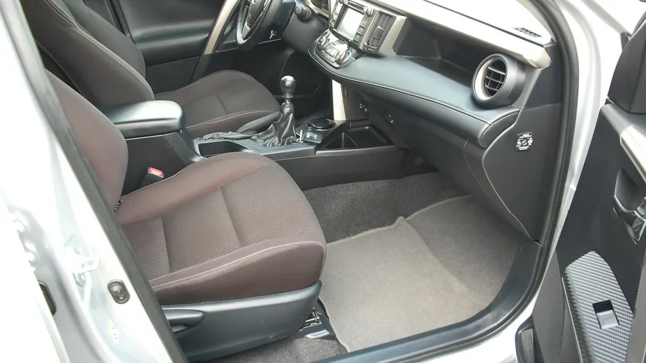 TOYOTA RAV4 -