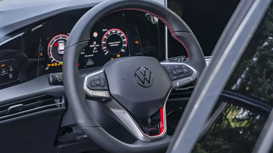 VOLKSWAGEN Golf -
