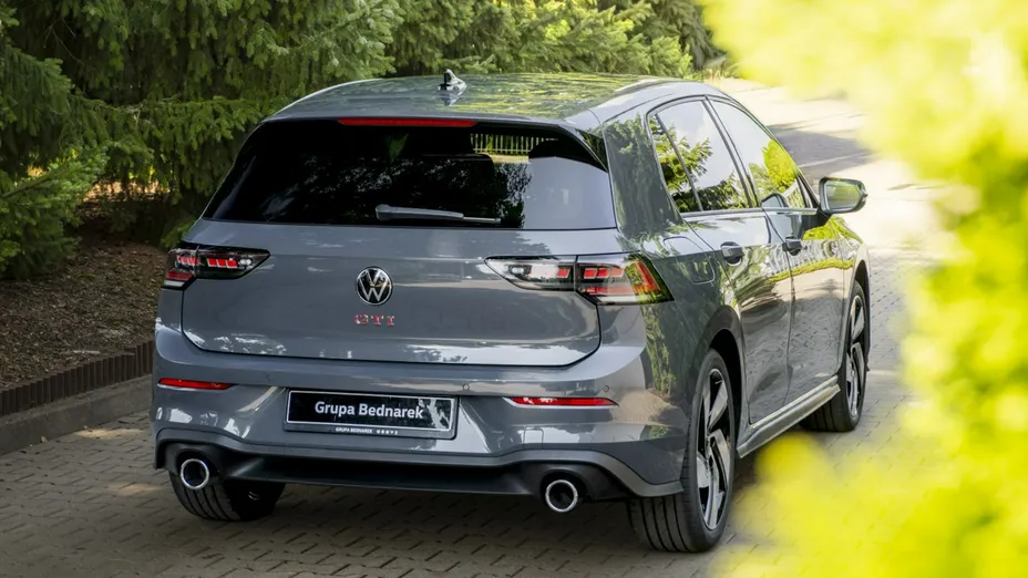 VOLKSWAGEN Golf -