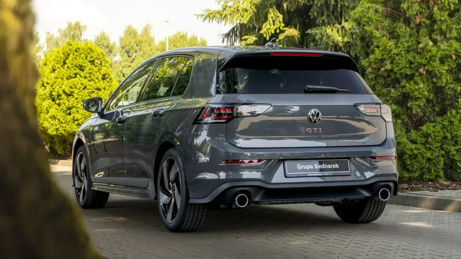 VOLKSWAGEN Golf -