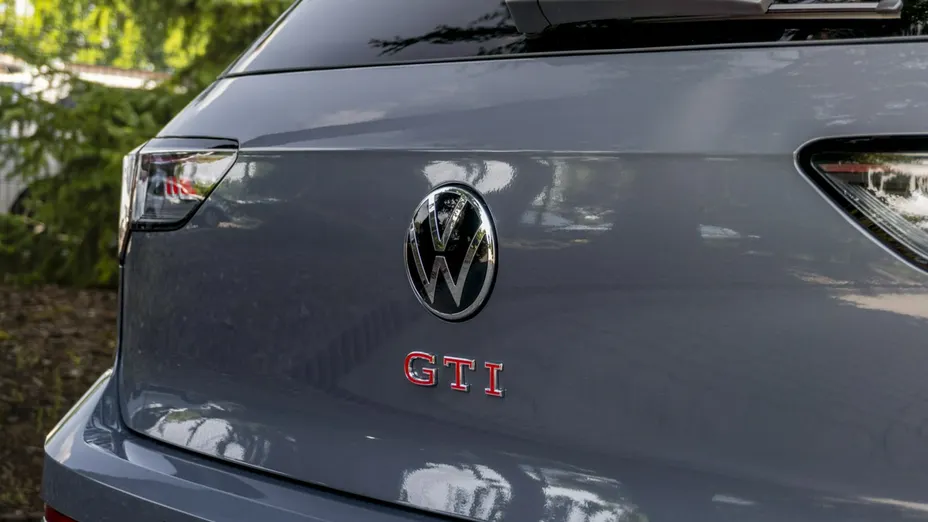 VOLKSWAGEN Golf -