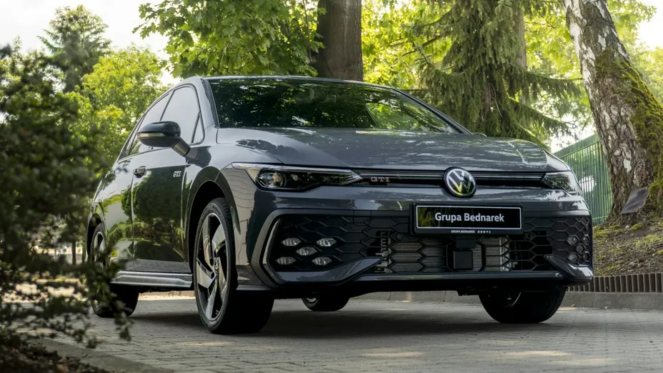 VOLKSWAGEN Golf -