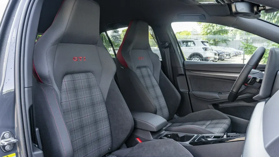 VOLKSWAGEN Golf -