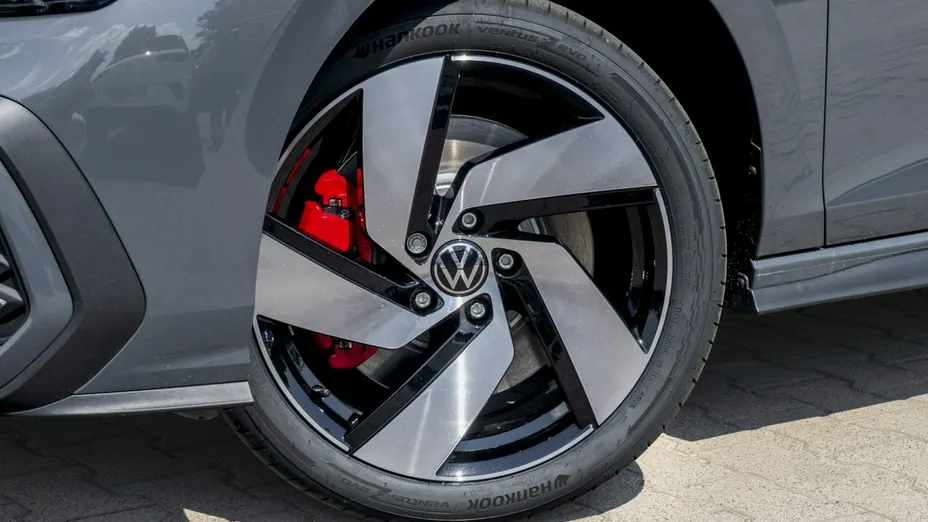 VOLKSWAGEN Golf -