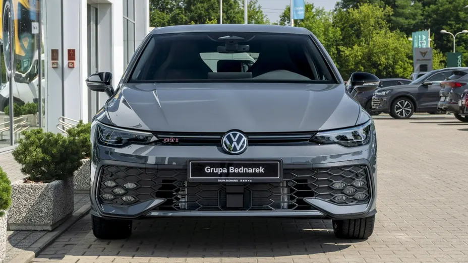 VOLKSWAGEN Golf -