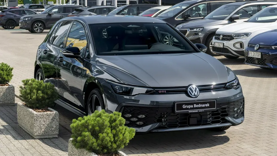 VOLKSWAGEN Golf -