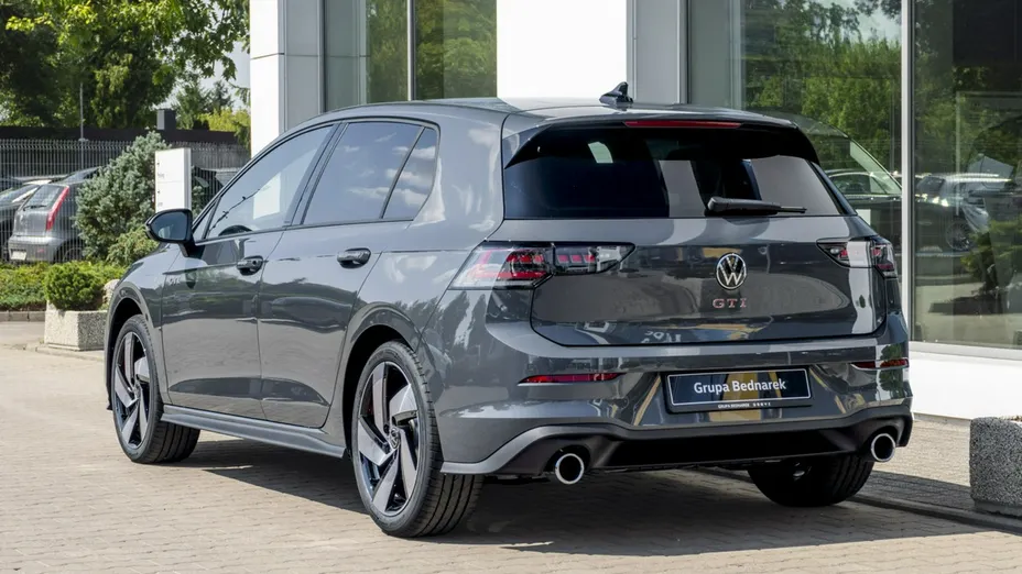VOLKSWAGEN Golf -
