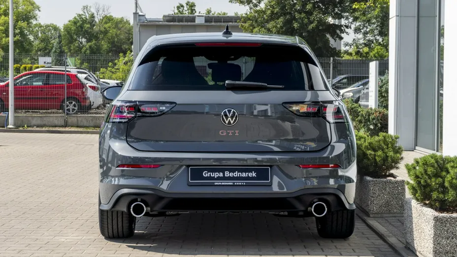 VOLKSWAGEN Golf -
