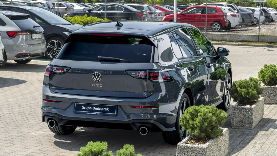 VOLKSWAGEN Golf -