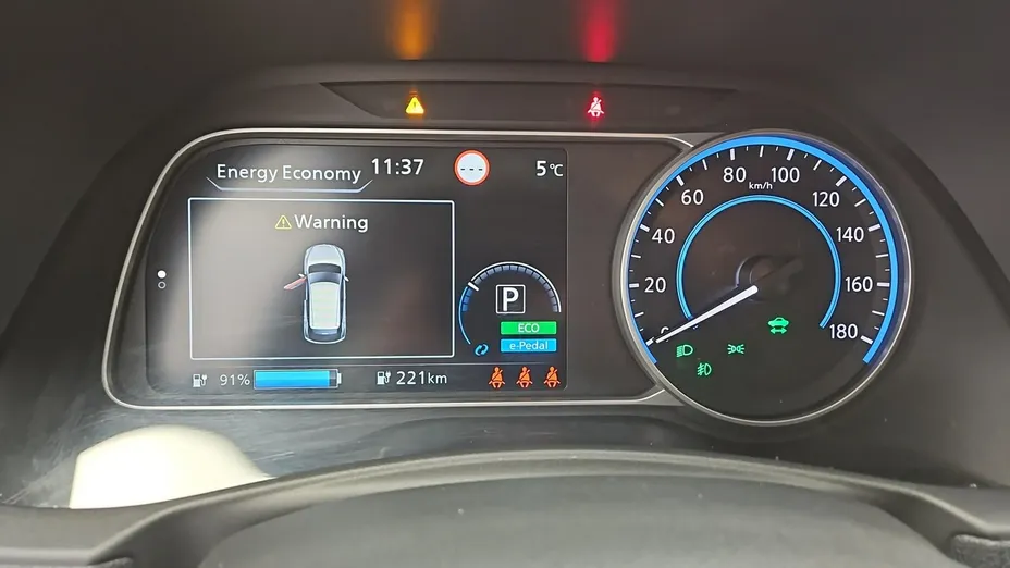NISSAN Leaf -
