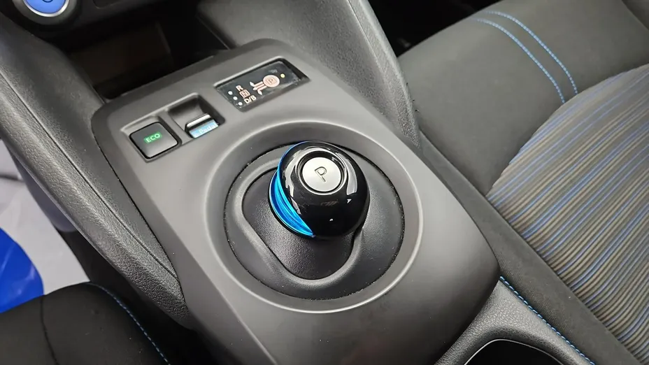 NISSAN Leaf -