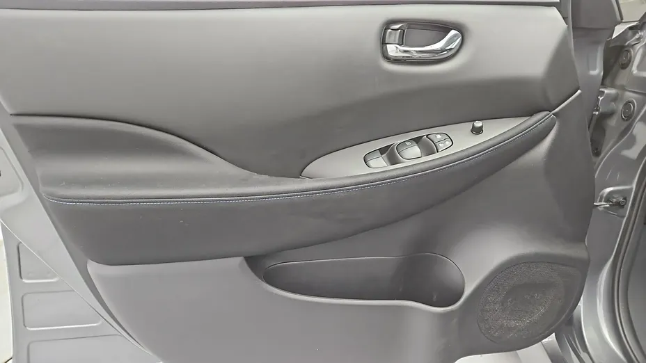 NISSAN Leaf -